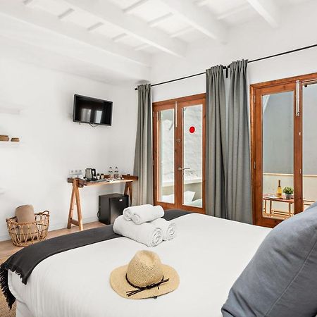 Hotel Boutique Ses 5 Claus ซิวตาเดญา ภายนอก รูปภาพ